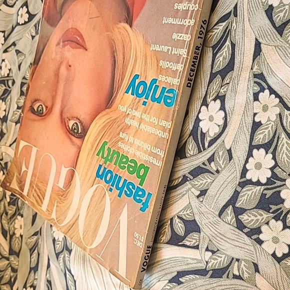 Vintage Vogue Magazine December 1976 - Picture 2 of 3